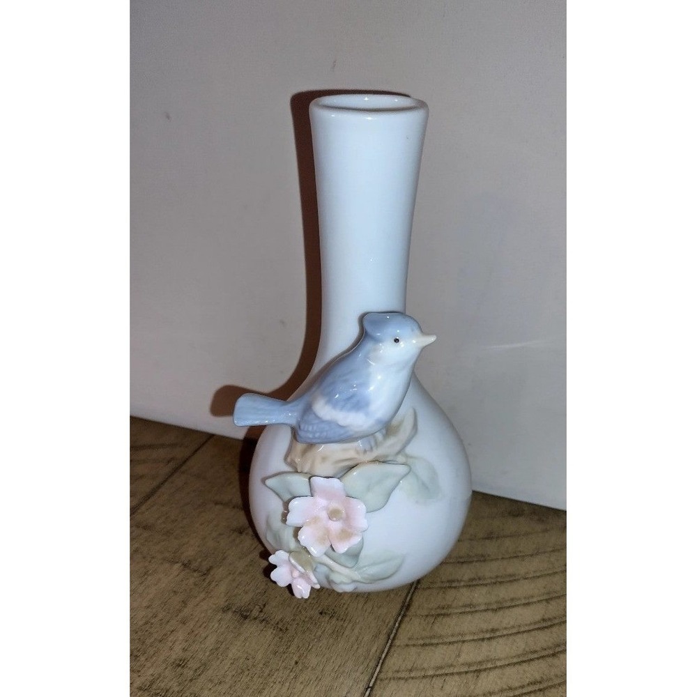 Vintage‎ Bluejay bird vase and flowers